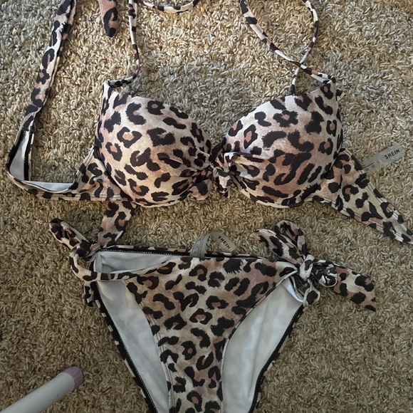 Only wore 1 or 2 times! The yellow & leopard fit like medium! - Picture 2 of 3